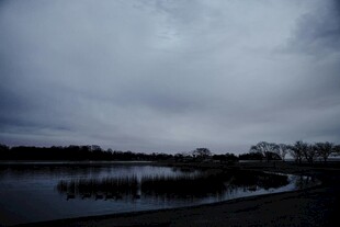 阴云下的宁静湖面