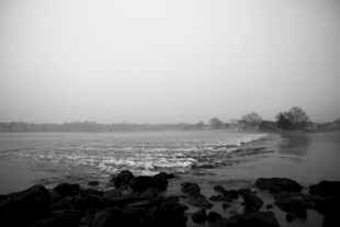 雾霭中的宁静河岸风光