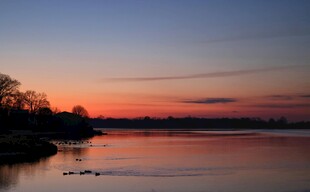 湖畔绝美日落景观