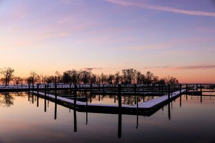 湖畔码头的绝美黄昏景色