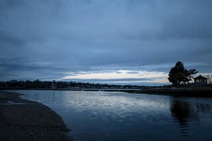 黄昏湖畔静谧风景