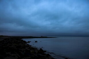  沉天空下的静谧海岸线