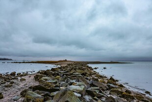 海边岩石岸 阴云下景致