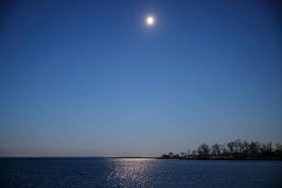 月夜下的宁静海面