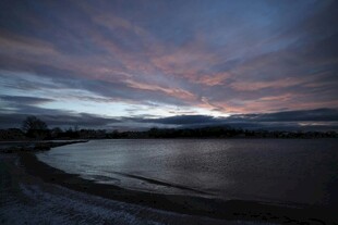 黄昏下的静谧海滨风光