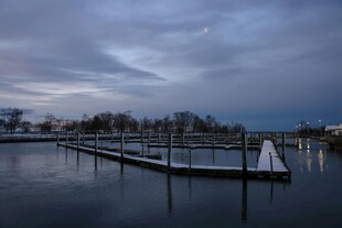 宁静水边码头暮色景象