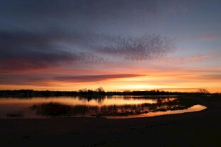 湖畔绝美日落景观