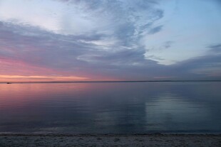 湖畔绝美日落天空倒影
