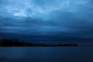 夜幕下的宁静湖景