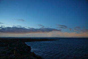 黄昏时分的宁静水边景色