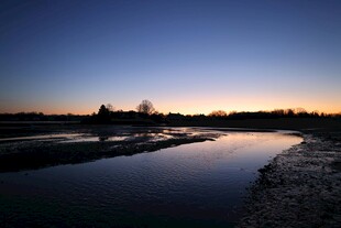 黄昏下宁静的河流景观