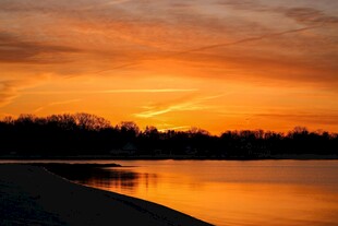 湖畔绝美日落景观
