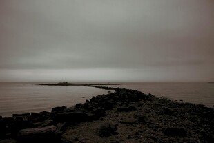 海边礁石延伸向远方