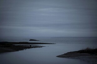 黄昏下的静谧海滨景色