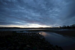 黄昏河畔 云影交织的静谧