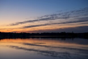 湖畔绝美日落倒影景观