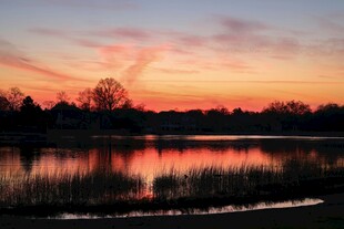 湖畔绝美日落景观