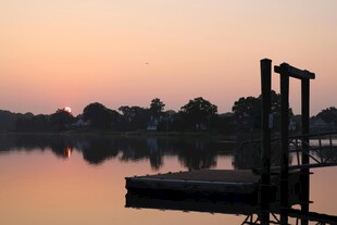湖畔黄昏码头美景