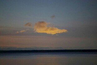 黄昏海面的孤云