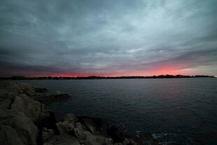 海边日落时分的壮丽景象