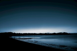 夜幕下的静谧海滨风光