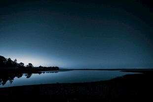 静谧湖畔夜色美景