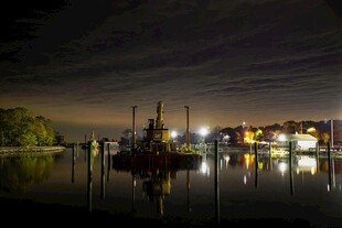 夜晚湖畔璀璨灯光倒影