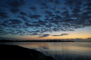 黄昏湖畔天空壮丽美景