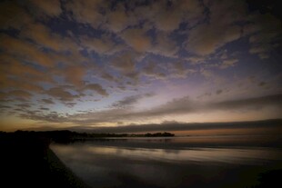 黄昏湖畔天空壮丽美景