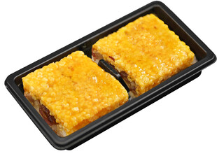 黑色托盘中的美味糕点