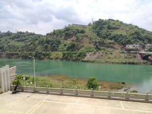 青山绿水间的宁静江景