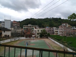 俯瞰山间的户外运动场地