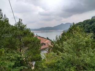 山林间的湖畔美景