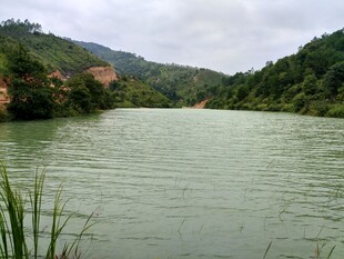 青山环绕的碧绿宁静湖水