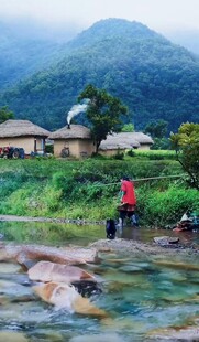 山村溪边人与田园美景