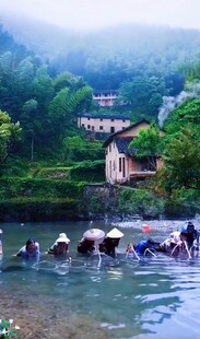 水乡河岸人群撑伞的景致