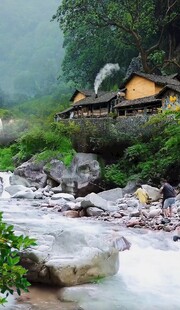山间溪边小屋