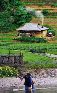 溪边小屋前的徒步旅行者