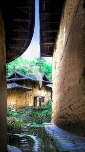古村小巷中的静谧景致