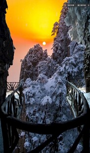 夕阳下的山间栈道美景