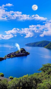 海上明月伴舰的美丽景致