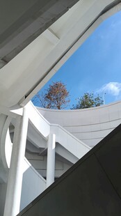 现代建筑外观与开阔天空