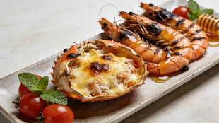 美味海鲜拼盘与芝士焗物