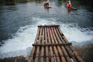 竹筏漂流于湍急河流中