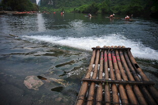 竹筏漂流于山水间
