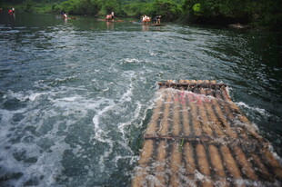 竹筏漂流于碧波之上