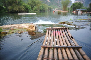 竹筏漂于山水间的惬意