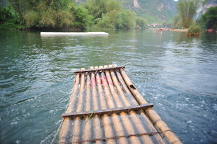 竹筏漂流于青山绿水间