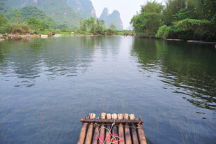 漓江竹筏游 山水入画境