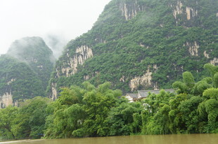 山水间绿意盎然的秀丽风光